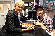 Helene Fischer signierte bei Hugendubel u.a. einen Sportschuh (©Foto: Martin Schmitz)